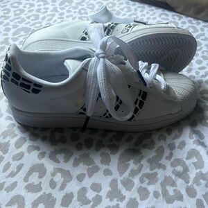 BRAND NEW Women’s Adidas Superstar — Size 7.5